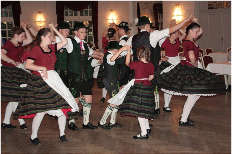 Heimatabend mit dem Trachtenverein Kirchstoaner